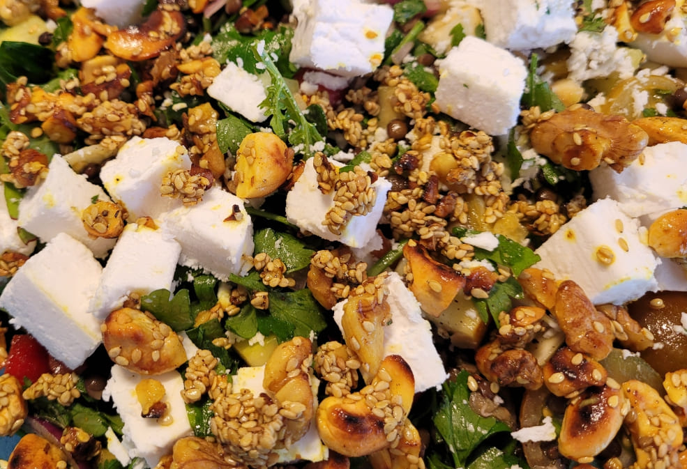 Linsensalat mit veganem Feta, Nüssen und Samen
