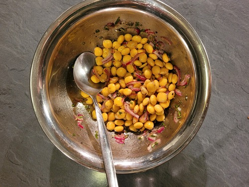 Süßlupinensalat in einer Schüssel mit Löffel