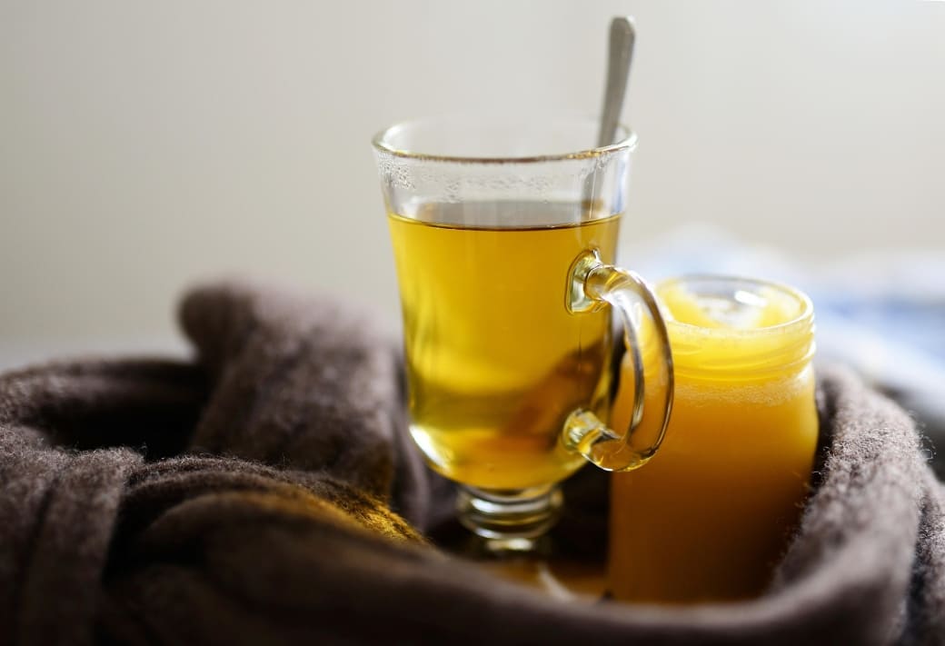 Teetasse mit Balsam und Schal Teetasse mit Balsam und Schal